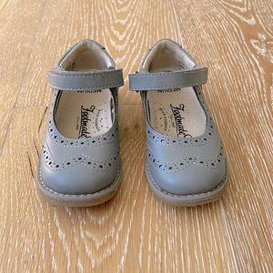 Size 8 toddler t bar gray shoes in EUC Footmates.